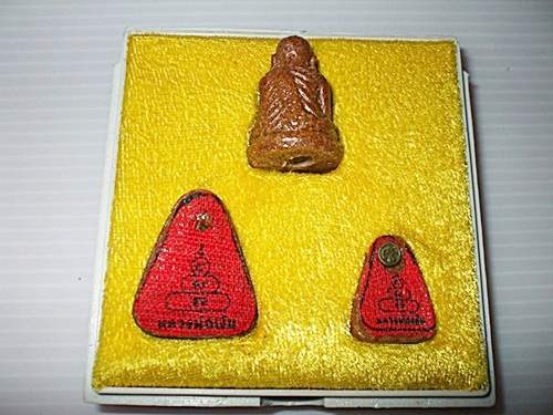 หลวงพ่อเงินรุ่นครองราชย์ เนื้อกระเบื้องหลังคาโบสถ์(เก่า) ปี38-39เคาะเดียวครับ