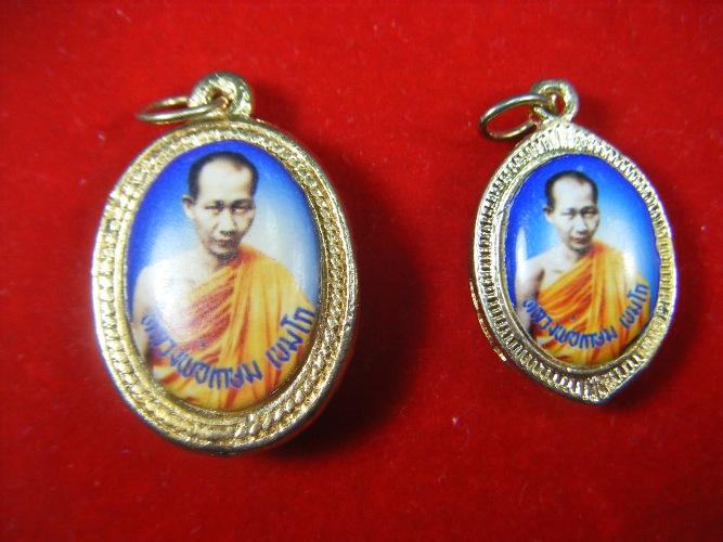 2 เหรียญสวยๆล็อคเก๊ตสองด้านหลวงพ่อเกษมและครูบาศรีวิชัยครับ