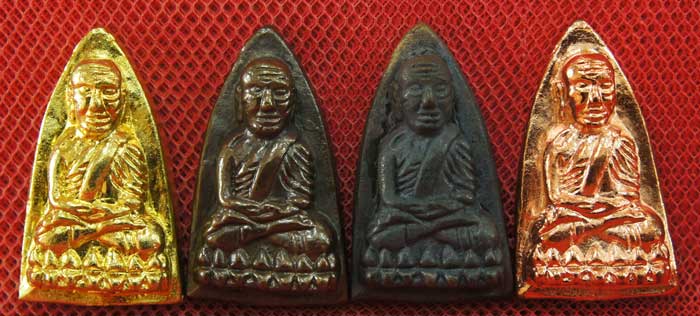 หลวงปู่ทวด พิมพ์เตารีดใหญ่ 4 องค์ เนื้อเปียกทอง เนื้อผิวไฟ เนื้อสตางค์เเดง เนื้อนวะ วัดในหาน ปี36