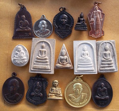 พระ 50 องค์ เหมาไปออกต่อได้เลยราคาไม่ถึง 10 บาทครับ  ....B126