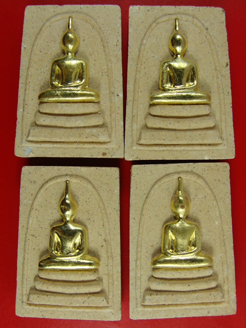 หลวงปู่ทวด พ่อท่านเขียวพระสมเด็จผงเกสรหลังโต๊ะหมู่ หน้ากากทองทิพย์ รุ่นพึ่งบุญบารมี ๔ องค์ เคาะเดียว