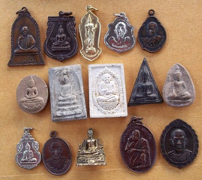 พระ 50 องค์ เหมาไปออกต่อได้เลยราคาไม่ถึง 10 บาทครับ  ....B138