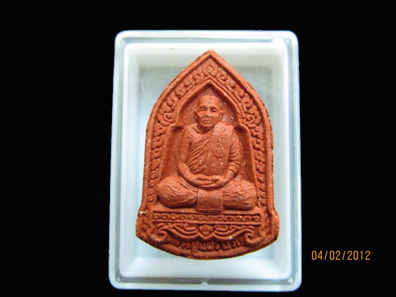 พระผงรูปเหมือน เนื้อผงธูป หลวงปู่แผ้ว ปวโร 001. เหมือนเดิมครับรอบนี้เริ่ม20บาท EI.50