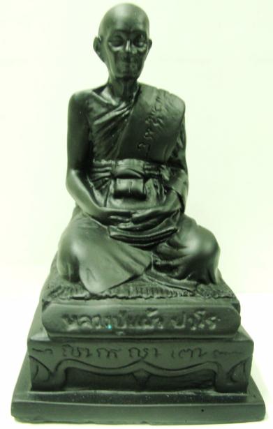 พระบูชาเนื้อนิลดำ หลวงปู่แผ้ว วัดกำแพงแสน หน้าตัก 2.5 นิ้ว สูง 4.5 นิ้ว (เคาะเดียว)