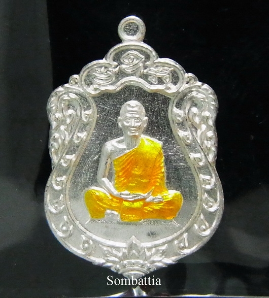 เหรียญเสมาจิ๋ว รุ่น "ประทานพร" เนื้อเงินจีวรเหลืองลงยา หลวงพ่อสาคร วัดหนองกรับ 