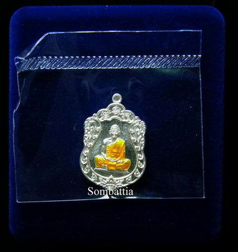 เหรียญเสมาจิ๋ว รุ่น "ประทานพร" เนื้อเงินจีวรเหลืองลงยา หลวงพ่อสาคร วัดหนองกรับ 