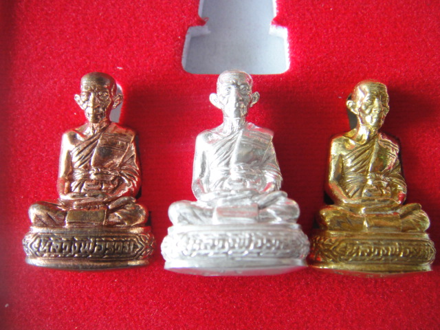ชุดกรรมการกฐิน หลวงพ่อรวย วัดตะโก เงิน ทองแดง ทองเหลือง สุดคุ้มราคาประหยัด