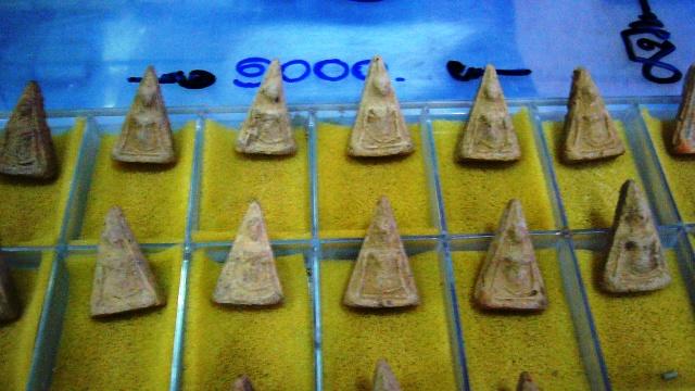 @@@ ที่วัดองค์ละ 1000 แล้วครับ!!! พระนางพญา กรุวัดราชบูรณะ พิษณุโลก 43 (เข่าตรง)