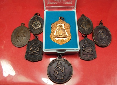 หลวงพ่อคูณ((((((((วัดใจเริ่ม 300 บ.))))))) .......เสนห์ของเว็ปพระ.... #2 (นี่เเหละการประมูล)