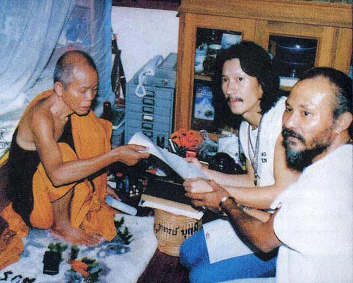 หลวงพ่อคูณ รุ่นเพื่อชีวิต เนื้อเงิน ลงยา 3สี ชุด 3 เคาะเดียวเเดง