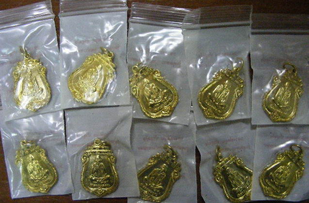 10 เหรียญ เสมาเทพประทานพร เนื้อทองเหลือง สวยๆเดิมๆไม่แตก ไม่ราน เหลืองดั่งทองสวยๆ ซองเดิมๆ