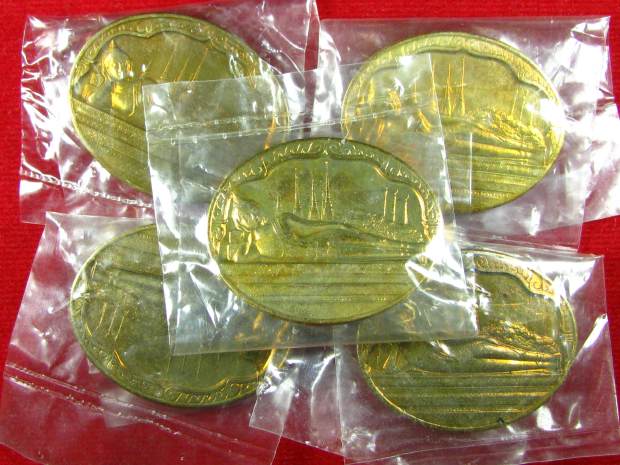 5 เหรียญเหรียญพระนอน หลัง ภปร.ปี 2530 ( พิธีมหาพุทธาภิเษก ในหลวงครบ5รอบ ) วัดพระเชตุพน  ซองเดิมๆ