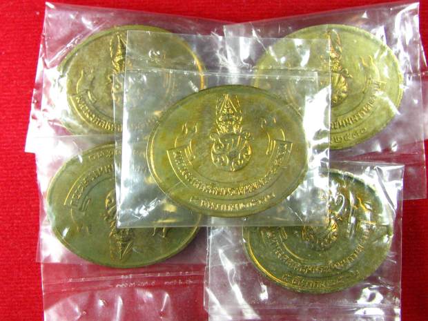 5 เหรียญเหรียญพระนอน หลัง ภปร.ปี 2530 ( พิธีมหาพุทธาภิเษก ในหลวงครบ5รอบ ) วัดพระเชตุพน  ซองเดิมๆ