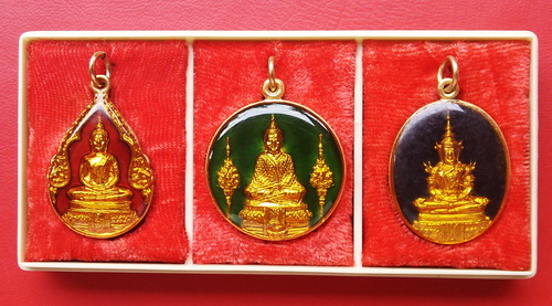 เหรียญพระแก้วมรกต 3 ฤดู ลงยา 3 สี ปี2524 พิธีมหาพุทธาภิเษกครั้งยิ่งใหญ่ในรอบ 200 ปี ราคาเบาๆ