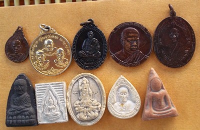 พระ 50 องค์ เหมาไปออกต่อได้เลยราคาไม่ถึง 10 บาทครับ  ....B209