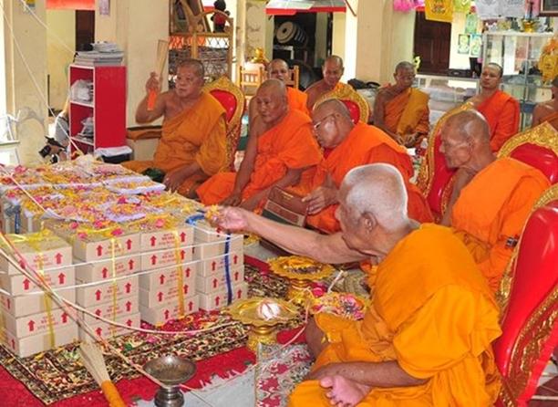 เหรียญโภคทรัพย์รุ่นแรก หลวงปู่ผาด เนื้อทองทิพย์หน้ากากนวะพรายเงิน หลังครุฑ หมายเลข 124 กล่องเดิม