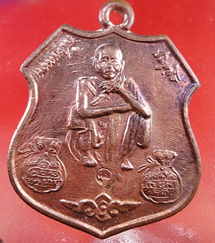 จัดโปร...ใครไม่ขายเราขายหลวงพ่อคูณ 3 ชิ้น ขอ 100 บาท