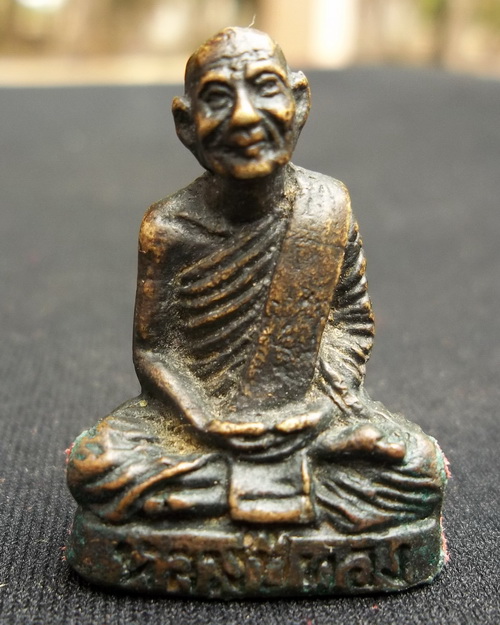 รูปหล่อหลวงปู่ทอง วัดธาตุสว่างโนนยาง อุดรธานี