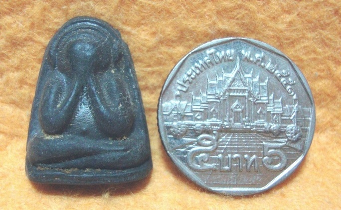 พระปิดตาวัดกุฏิโง้ง เนื้อดำ