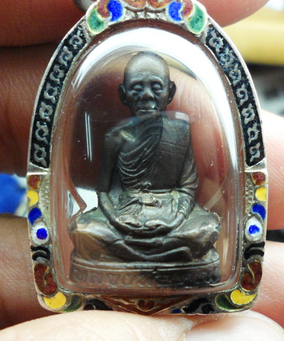 หลวงพ่อคูณ เทพประทานพร ทองแดงเลี่ยมเงินลงยา จมูกโด่ง+คอไม่ราน