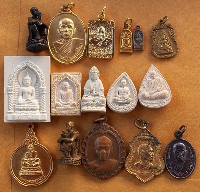พระ 50 องค์ เหมาไปออกต่อได้เลยราคาไม่ถึง 10 บาทครับ  ....B226