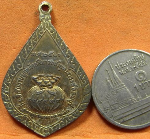 เหรียญกระไหล่ทองลงยา หลวงปู่คำมี วัดถ้ำคูหาสวรรค์ ลพบุรี ปี20