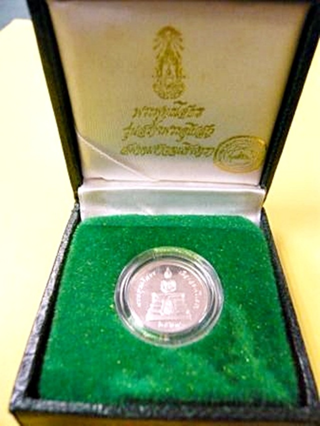พระพุทธโสธร รุ่นสร้างพระอุโบสถ เนื้อเงิน พร้อมใบรับรองการผลิต (กล่องเดิม)