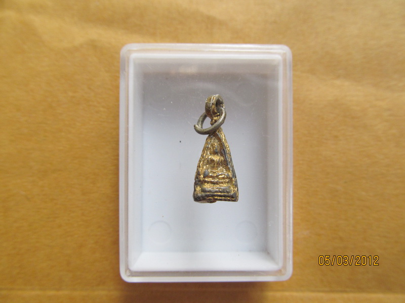 พระหล่อพิมพ์พระพุทธสามหน้า กะหลั่ยทองไม่ทราบที่ครับ    เริ่ม20บาท BB45