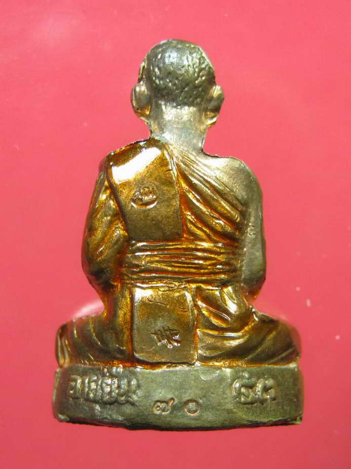 หลวงพ่อคูณ รูปเหมือนปั๊มอายุยืนเนื้อนวะลงยา No.70