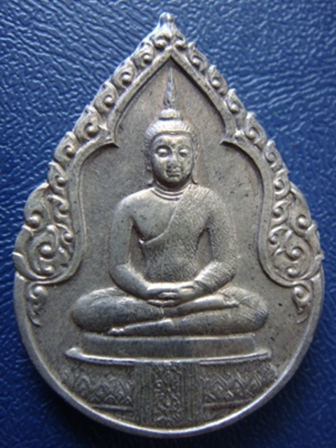 !!!! ...เหรียญพระแก้วมรกต หลัง ภปร. ฉลองกรุงรัตนโกสินทร์ พิธีใหญ่ ปี ๒๕๒๕ เนื้อเงิน... !!!!
