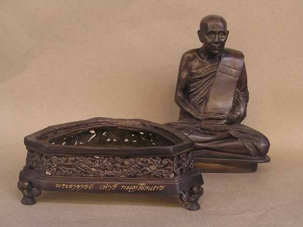พระบูชา หลวงปู่เสาร์ 5 นิ้ว ณ.วัดเกรียบ อุบลราชธานี ฐานถอดได้ ครับ