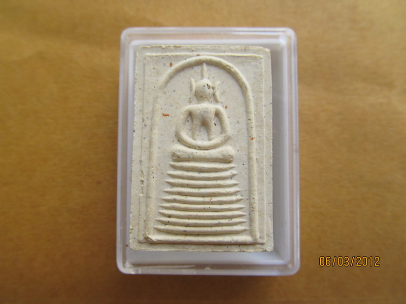 พระสมเด็จเก้าชั้นหลังยันต์ปั้ม ไม่ทราบที่ครับ  เริ่ม20บาท BB197