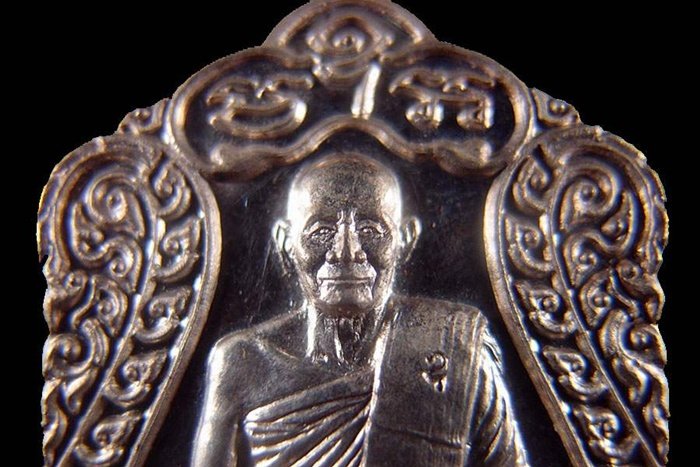 เหรียญบารมีธรรมหลวงปู่ม่น เนื้อเงิน หมายเลข 750 พร้อมกล่องเดิม