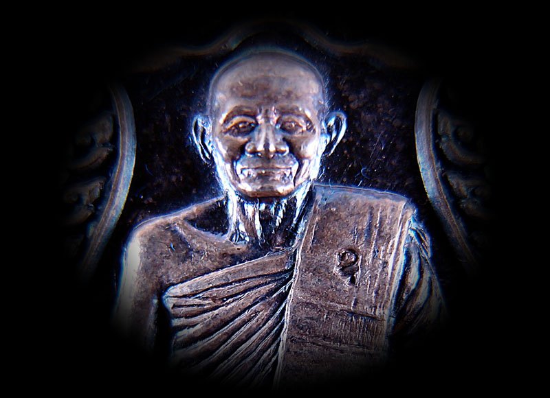 เหรียญบารมีธรรมหลวงปู่ม่น เนื้อเงิน หมายเลข 712 พร้อมกล่องเดิม