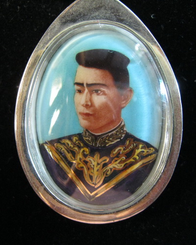 ล็อกเก็ตสมเด็จพระนเรศวรมหาราช ลายน้ำทอง เลี่ยมเงิน