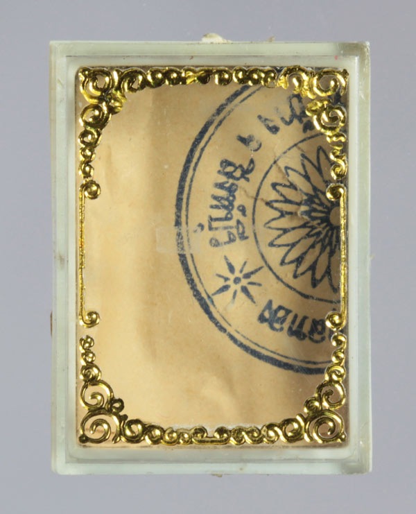 พระสมเด็จไตรมาส ผงเกสร ๑๐๘ พิมพ์ทรงเจดีย์เล็ก ปิดทองในพิมพ์ หลวงพ่อแพ เขงฺกโร วัดพิกุลทอง สิงห์บุรี 