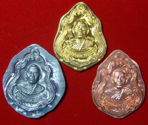 ( วัดใจกันไปเลย ) 3 เหรียญ 3 เนื้อ หมายเลขเดียวกัน ๑๐๖ สวยสุดๆ