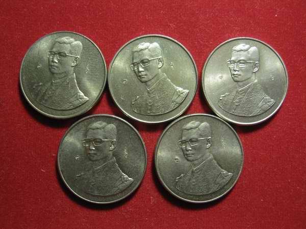 เหรียญเทิดพระเกียรติ ในหลวง 5 ธค.27 ลป.คำพันธ์ ปลุกเสก จำนวน 5 เหรียญ