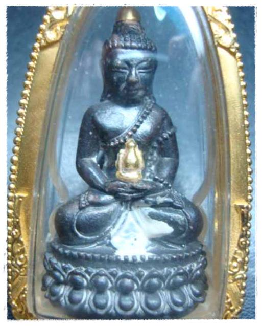 พระกริ่งเขี้ยวแก้วหลวงปู่กาหลง เนื้อนวะโลหะ เกศวัชระทองคำสวิส หมายเลข ๖๒๘ เลื่ยมทอง