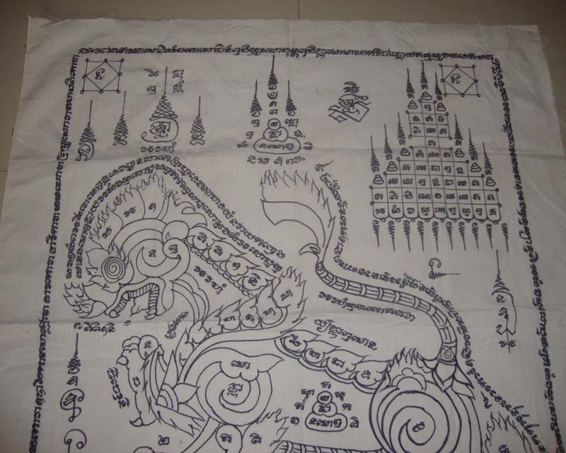 **เคาะเดียว**ผ้ายันต์เขียนมือไม่ทราบที่ ขนาด32X36 นิ้ว สวยๆครับ