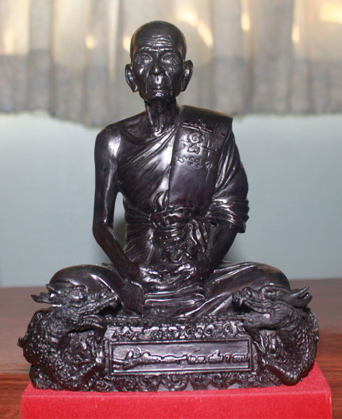 หลวงพ่อเพิ่ม หน้าตัก 5 นิ้ว ฐานมังกรคู่ ใต้ฐานบรรจุเหรียญเสมาเล๊กอีก5เหรียญครับ