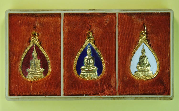 เหรียญที่ระลึกการสร้างพระประธาน 9 องค์ ฉลองครบรอบ 200 ปี กรุงรัตนโกสิน ออกที่วัดพิชัยญาติ วัดใจ