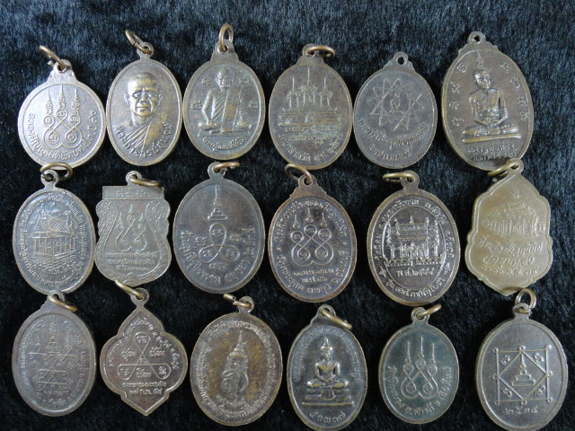 พระเหมาเหรียญ 18 เหรียญ เคาะเดียวแดง