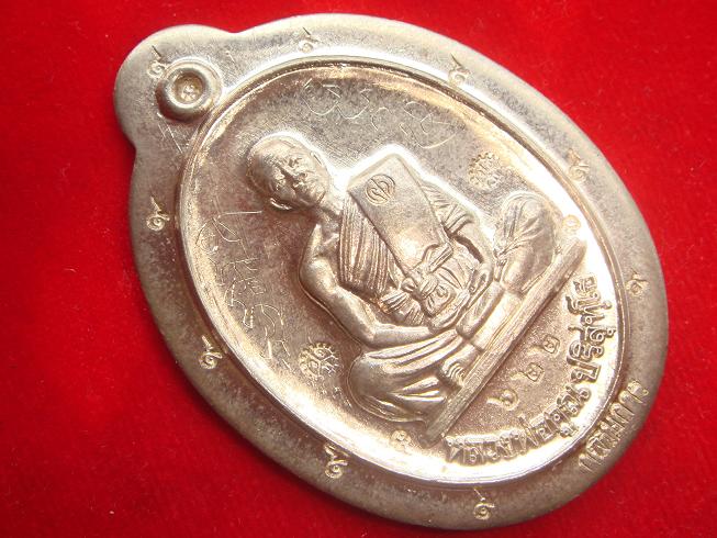 รุ่นย้อนยุคสร้างบารมีปี19 วัดใหม่อัมพวันปี54 เนื้ออัลปาก้าพิมพ์กรรมการไม่ตัดปีกหลังแบบเลข.622