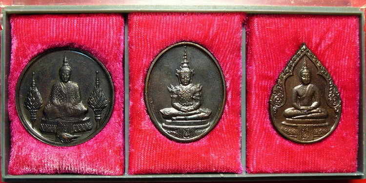 * เหรียญพระแก้วมรกต 3 ฤดู ปี 2525 ครบชุดในกล่องเดิม สวยมากค่ะ *
