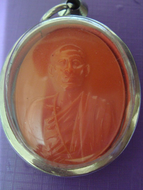 เหรียญพลาสติก หลวงพ่อโอภาสี สีแดง หายากครับ