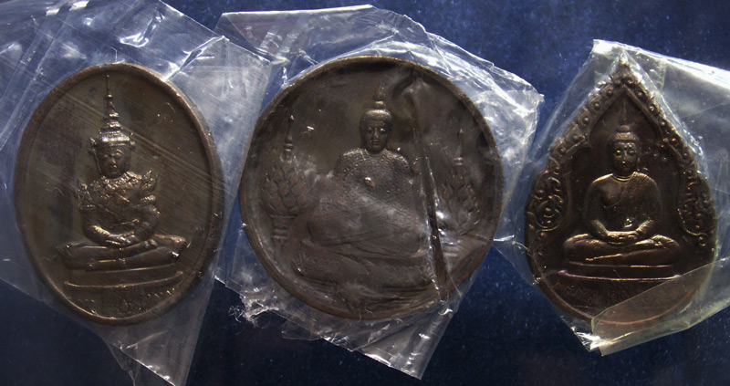 ครบชุด สวยๆ..เหรียญพระแก้ว หลังภปร. ฉลองกรุงรัตนโกสินทร์ 200 ปี พ.ศ. 2525 บล็อคพระราชศรัทธา ซองพลาสต