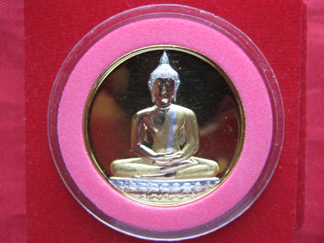เหรียญสามกษัตริย์ กะไหล่ทองขัดเงา ครบรอบ 700 ปี ลายสือไทย ปี 2526 สวยมากครับ