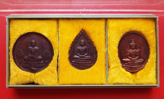เหรียญพระแก้ว 3 ฤดู สมโภชกรุงรัตนโกสินทร์ 200 ปี ปี 25 วัดพระศรีรัตนศาสดาราม ครบ 3 เหรียญ ราคาเบาๆ