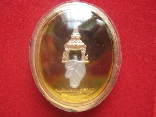 เหรียญรูปไข่สามกษัตริย์ สมเด็จพระนเรศวรมหาราช หลังสก. ปี 2538 รุ่นนี้หายากครับ เคาะเดียวแดง